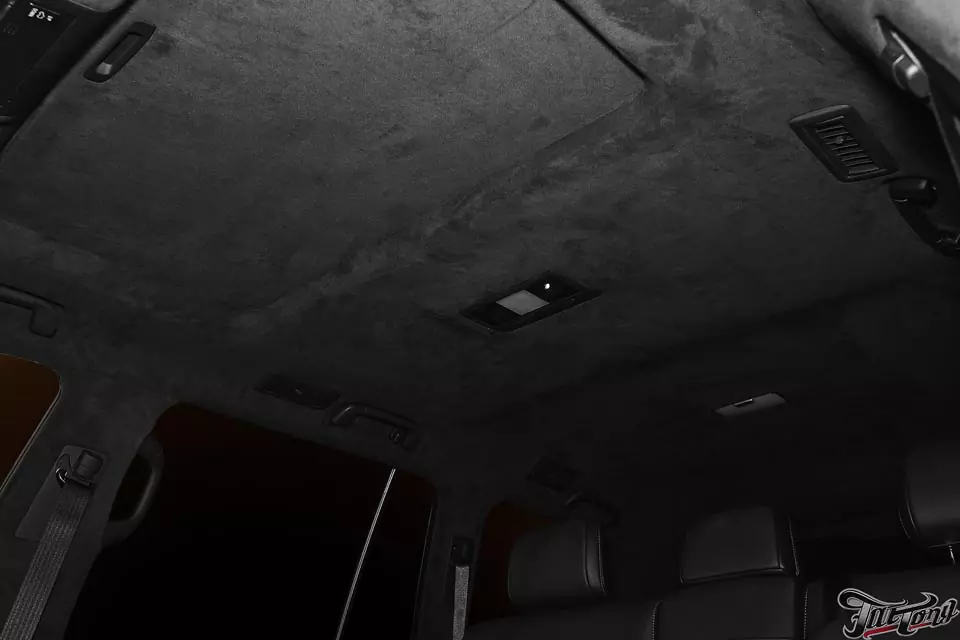 Toyota LandCruiser 200. Перетяжка потолка в алькантару с окрасом потолочного пластика. Окрас суппортов в красный кэнди.